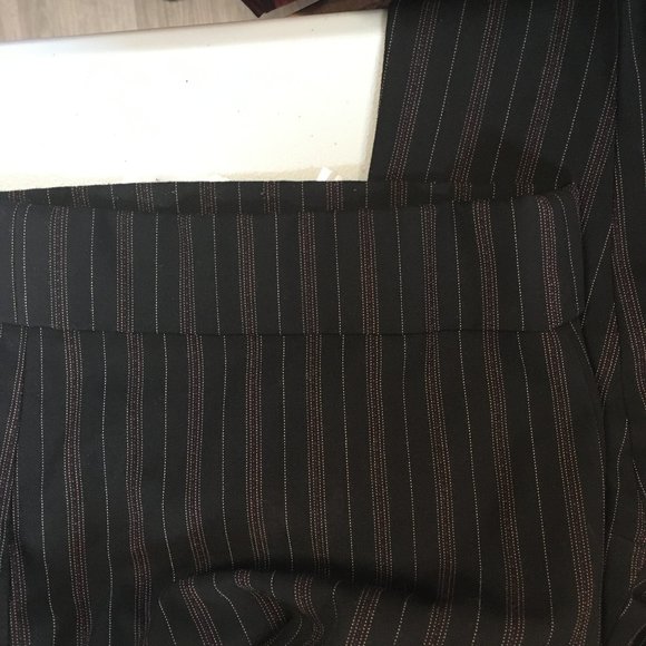 Women's Nine West Capri Slacks Black with Brown Pinstripes with Leg Cuffs - 14W - Picture 5 of 6